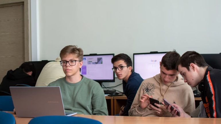 Comment les technologies transforment nos relations sociales